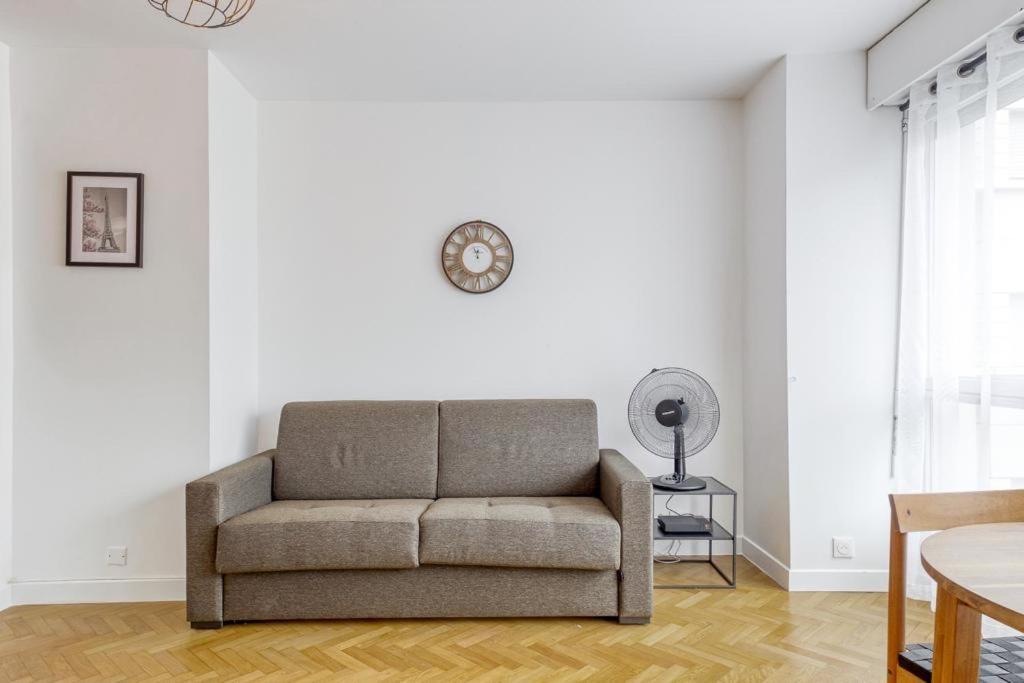 L'Appartement D'Art Et De Lumiere Clichy Luaran gambar
