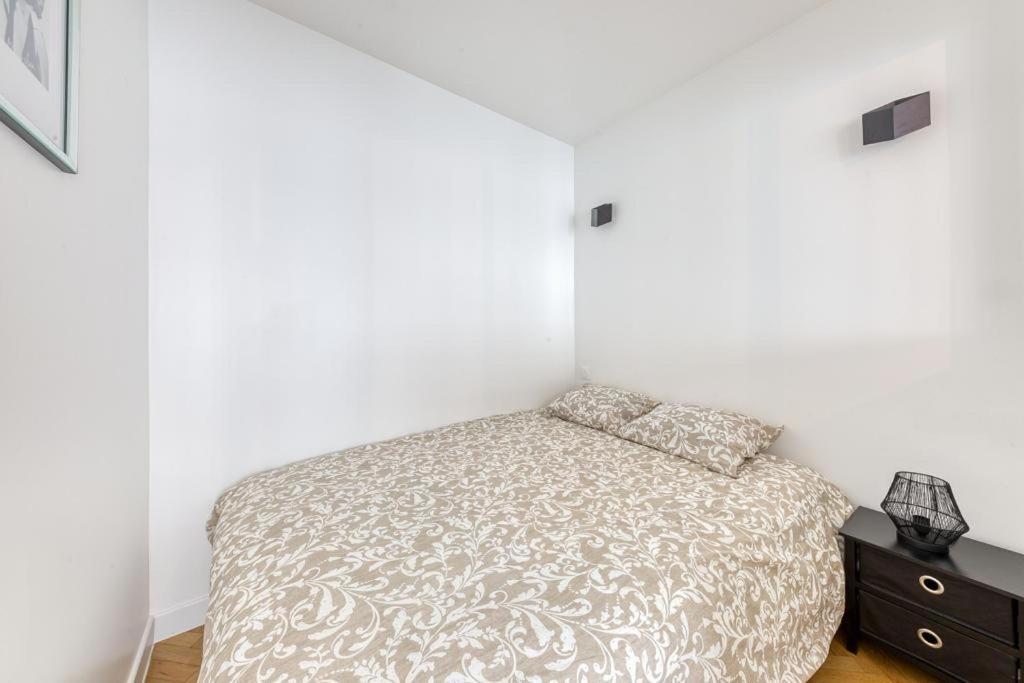 L'Appartement D'Art Et De Lumiere Clichy Luaran gambar