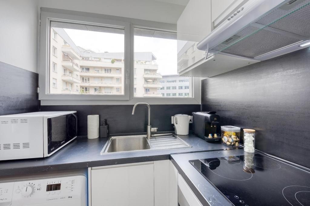 L'Appartement D'Art Et De Lumiere Clichy Luaran gambar